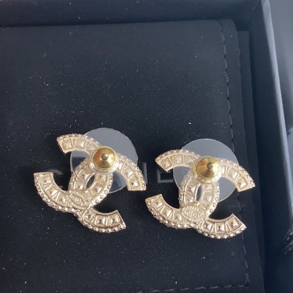 CHANEL Earrings - Picture 3 of 5